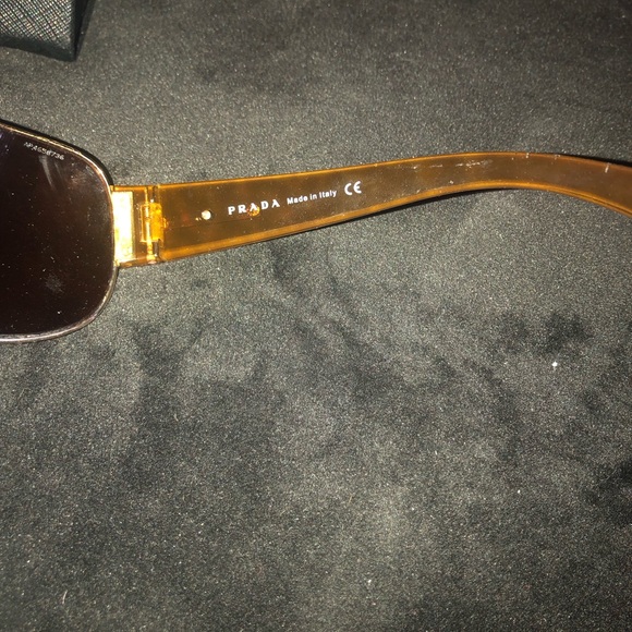 Nwot gorgeous aviator Prada sunglasses and no brand hard case - Picture 1 of 4